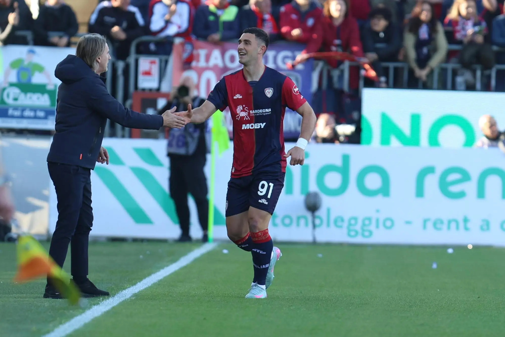 Roberto Piccoli esulta con Davide Nicola in Cagliari-Fiorentina (foto Ansa)
