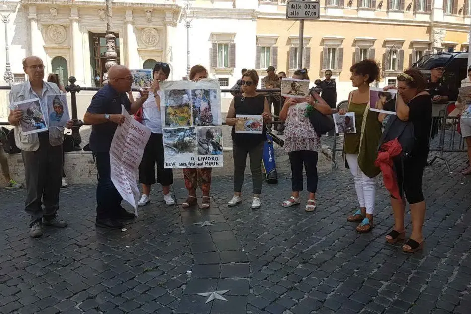 Una recente protesta degli antimilitaristi sardi a Montecitorio (foto Simone Farris)