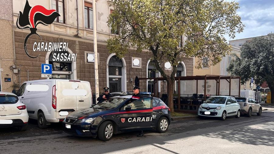 Sassari, tenta di rapinare una donna armato di cacciavite e minaccia i passanti: arrestato