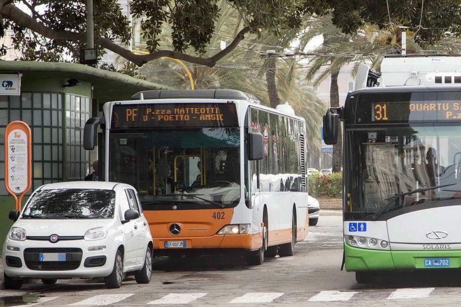 Cagliari, conducente di un bus aggredito in piazza Matteotti