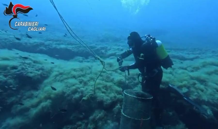 Cagliari, i fondali del Poetto ripuliti da nasse e reti abbandonate