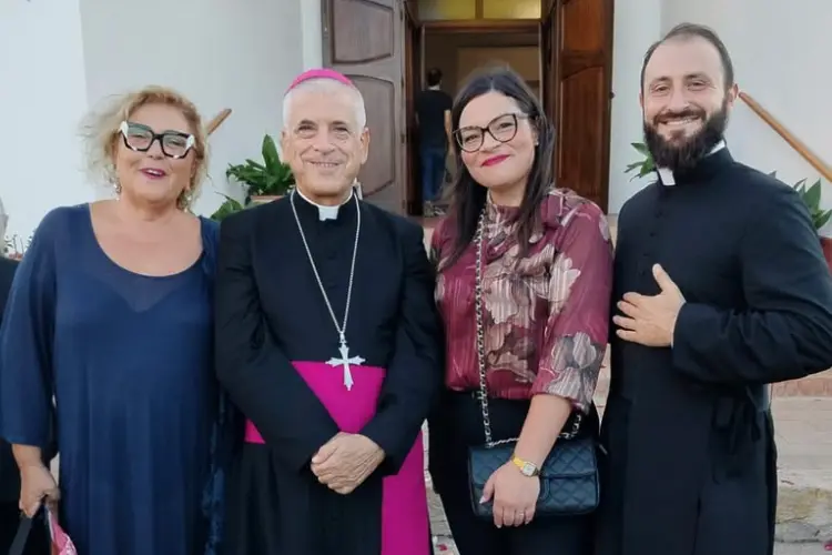 La sindaca di Stintino con l'arcivescovo Soddu (foto concessa)
