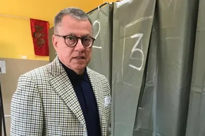 Andrea Frailis il 20 gennaio 2019 davanti alla cabina elettorale: a quella tornata suppletiva si aggiudicò con il Pd il seggio da deputato lasciato libero dalle dimissioni del 5S Andrea Mura (Ansa)