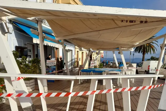 Il gazebo sequestrato (foto Garau)