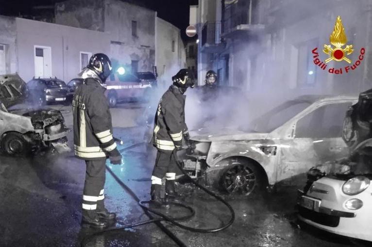 Quattro auto incendiate a Pirri, emergenza in via Chiesa