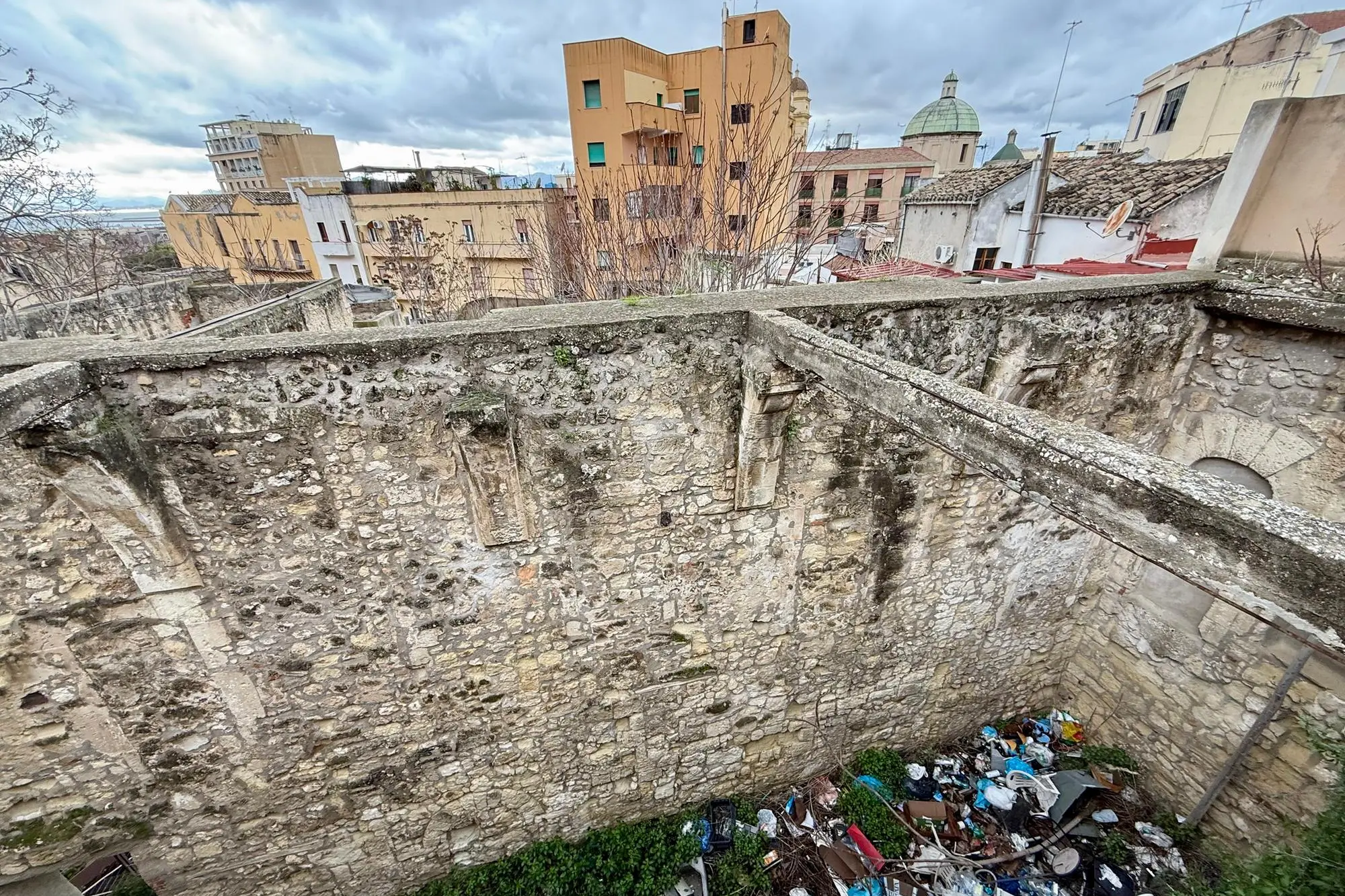 Discarica a cielo aperto nel complesso storico della chiesa di Santa Chiara (L'Unione Sarda)