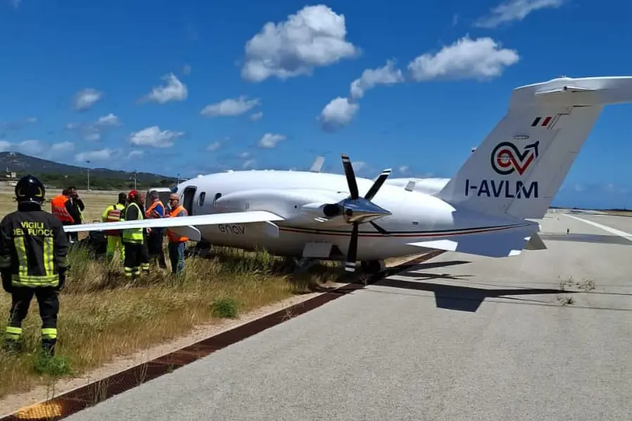 The plane off the runway (photo by L'Unione Sarda)