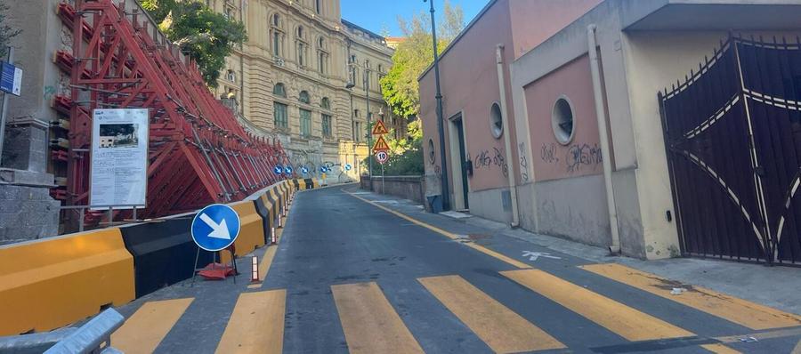 Università, in sicurezza il muro pericolante: la Polizia locale riapre al traffico via Porcell
