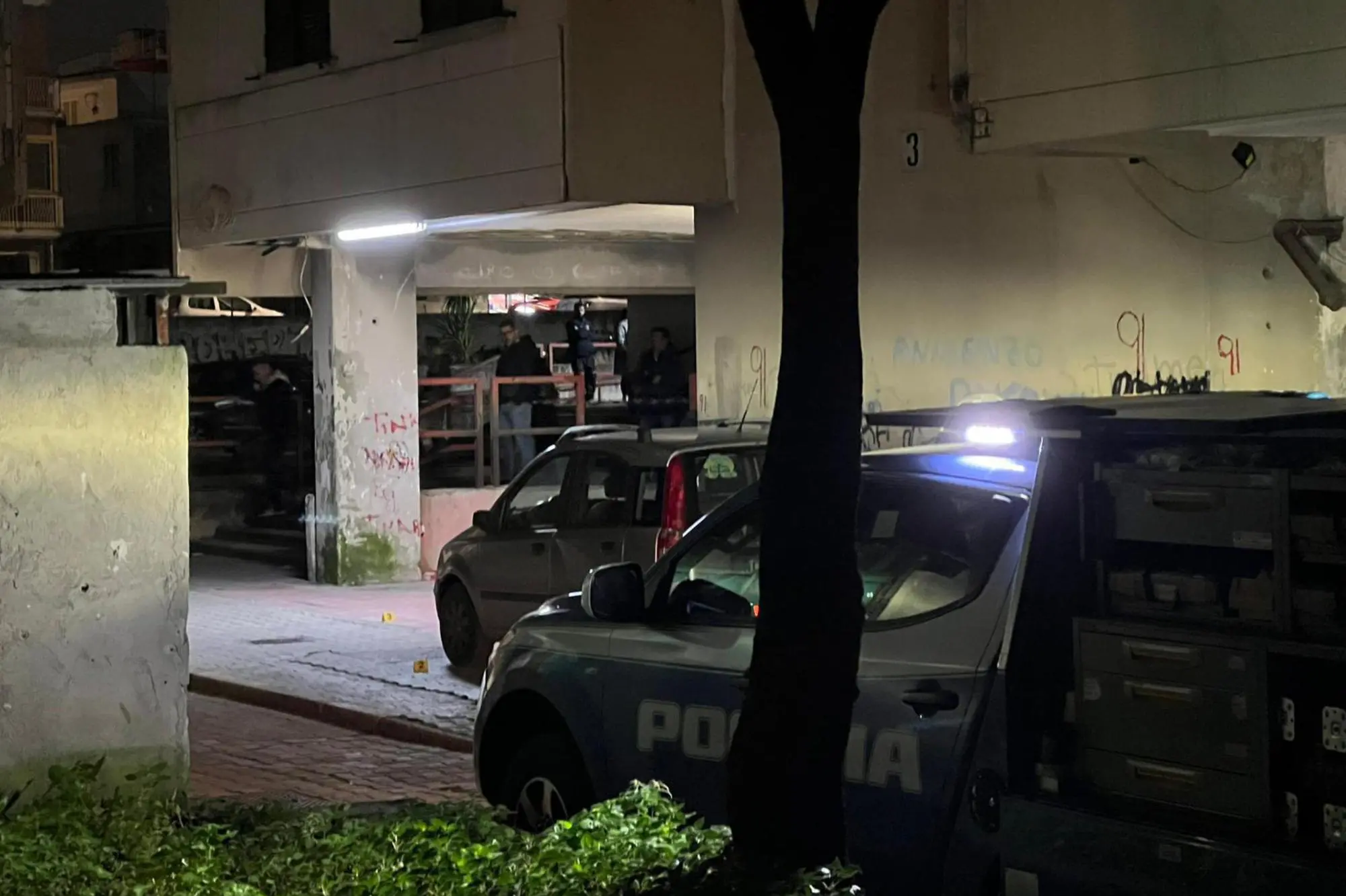 Gli agenti della Polizia di Stato indagano nel luogo dell'aggressione (Ansa)