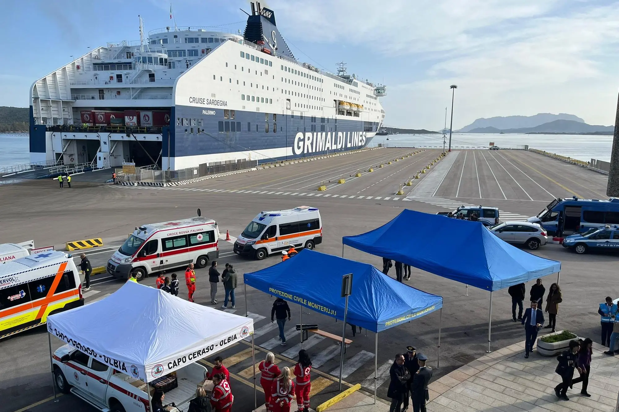 Il porto di Olbia accoglie i migranti (foto De Roberto)