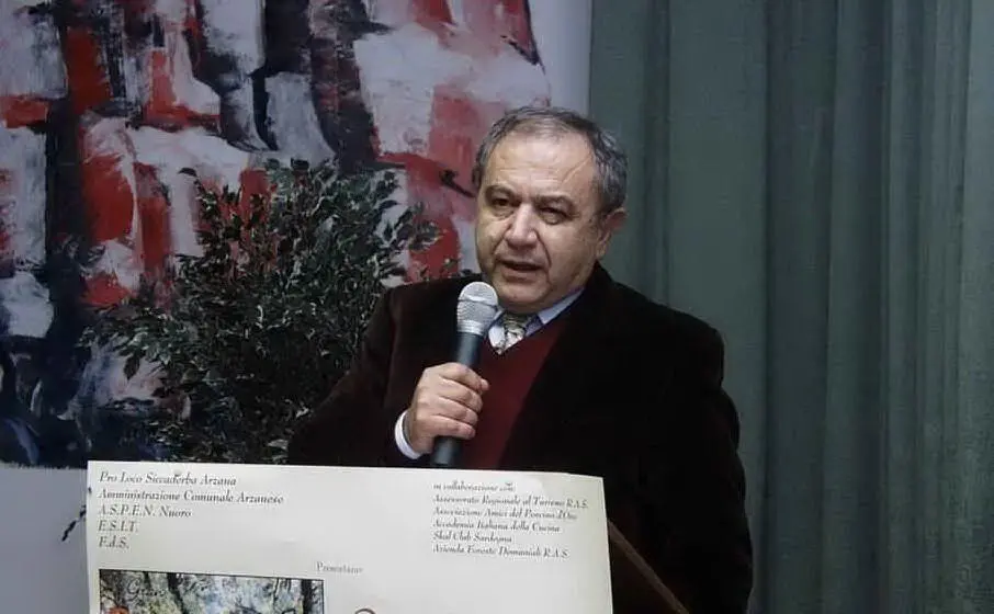 Voce importante della cultura sarda, è stato scrittore, giornalista, poeta. Un intellettuale a tutto tondo