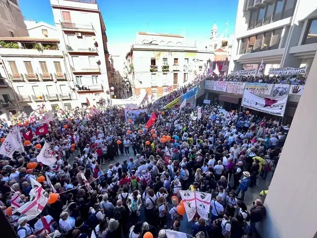 Aree idonee, si riaccende la protesta dei comitati: «Per l’Isola sarà un disastro» La manifestazione di consegna delle firme della Pratobello24 in Consiglio regionale il 2 ottobre 2024 (Archivio)