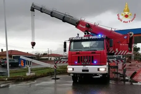 Feuerwehrleute im Einsatz in der Gegend von Oristano nach dem Sturm (Ansa)