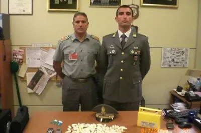 Gli ovuli di cocaina recuperati dalla Guardia di finanza