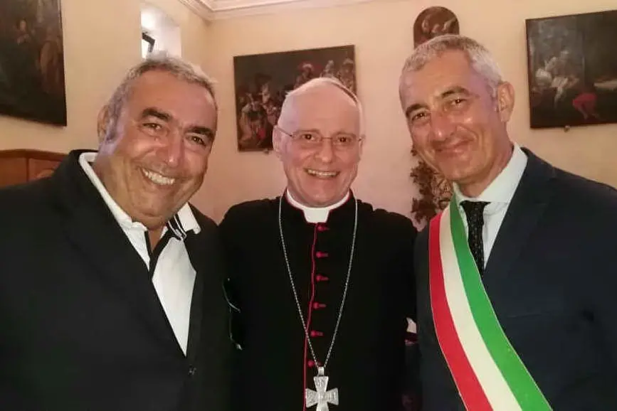 Il sindaco Mario Conoci con il vescovo Mauro Morfino e il presidente del Consiglio Lelle Salvatore (foto L'Unione Sarda - Fiori)