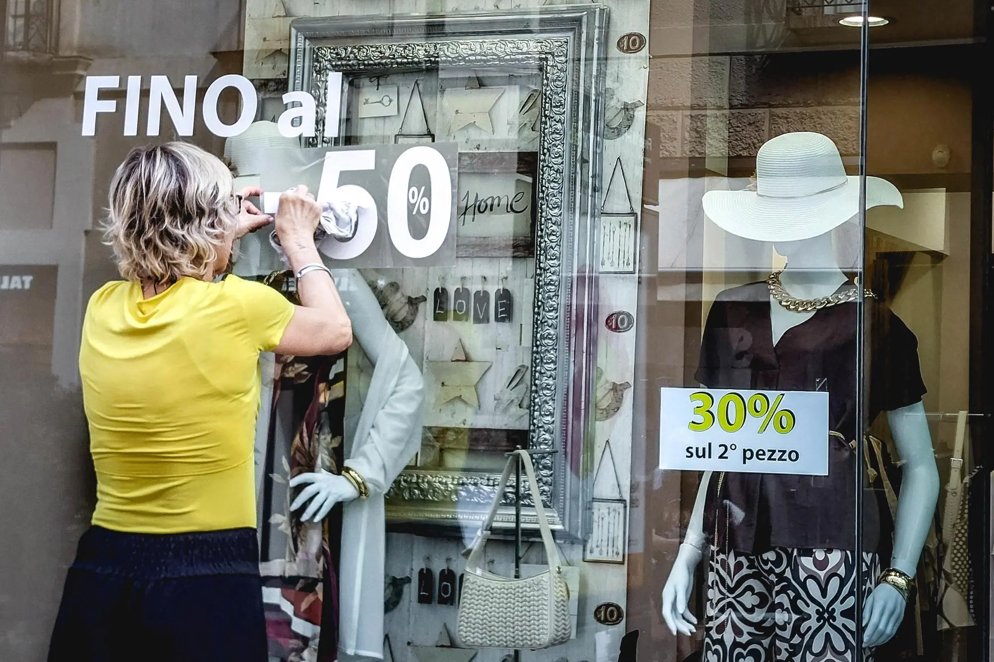 Saldi al via (foto Ansa)