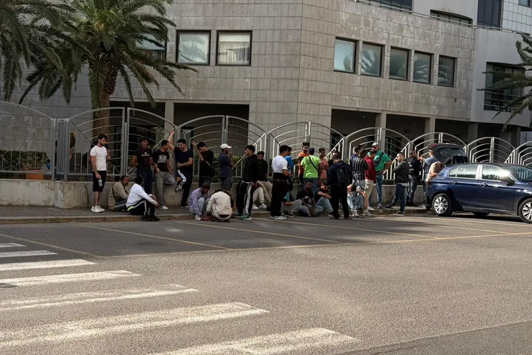 «Da mesi niente soldi né acqua calda nel centro»: protesta dei migranti in Prefettura a Oristano Migranti davanti alla Prefettura di Oristano (Pinna)