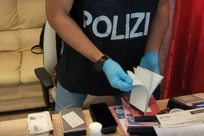 Sfruttamento della prostituzione, chiusi due centri massaggi a Cagliari (foto da frame video)