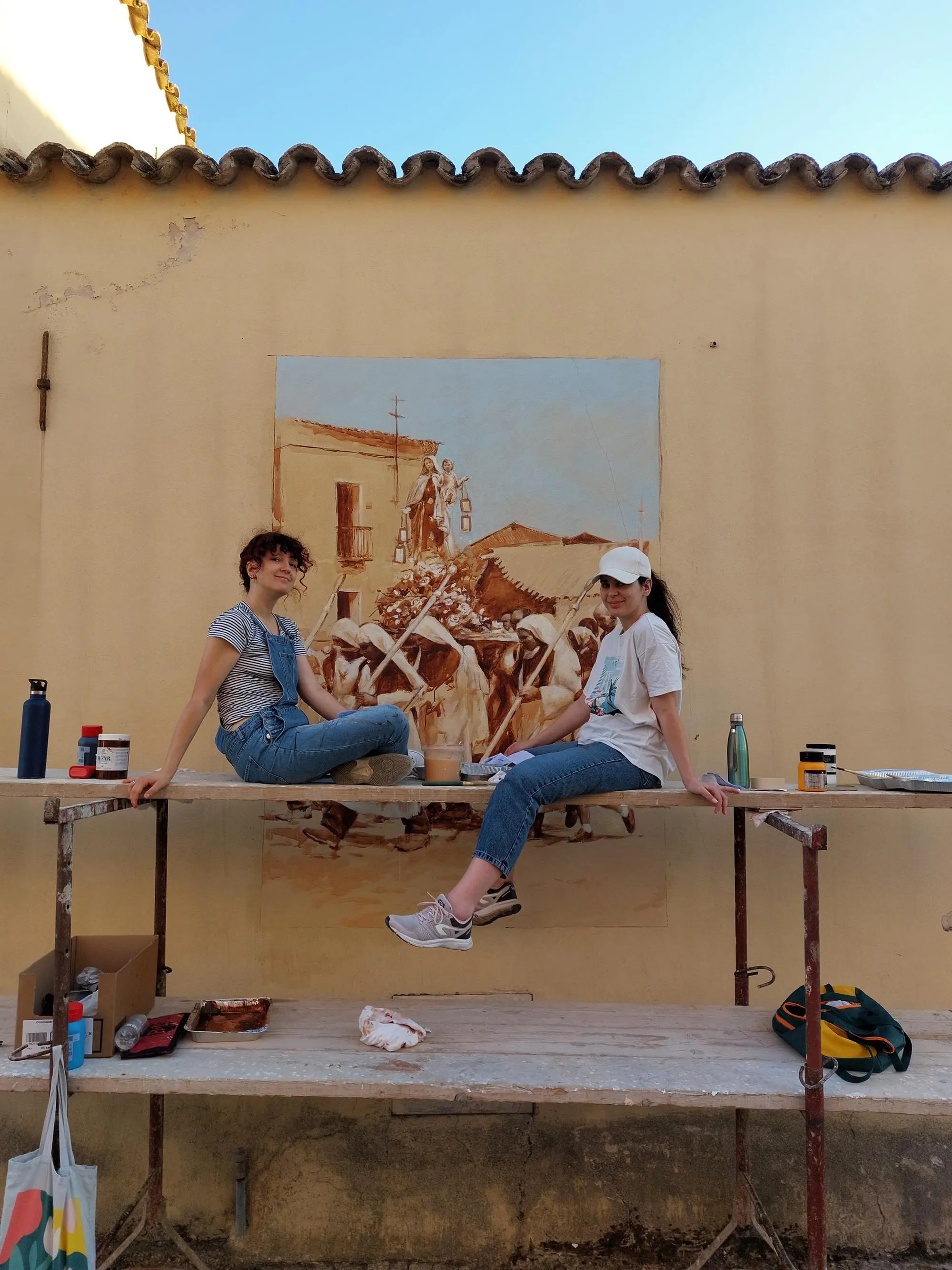 Le studentesse Alessandra Fiori e Mara Masala mentre realizzano il murale (foto Mascia)