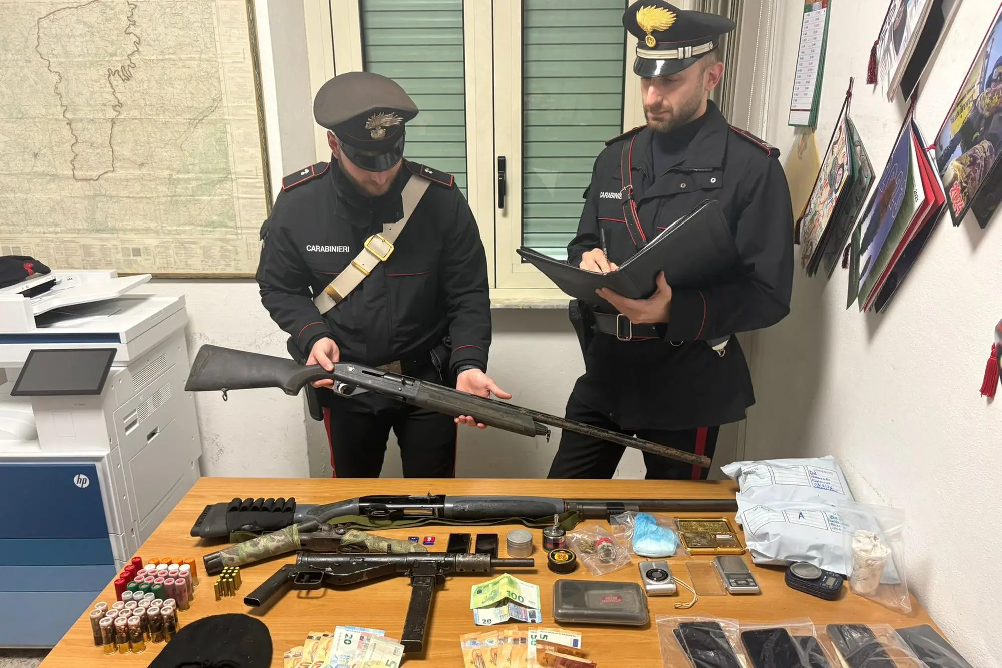 Armi e soldi sequestrati dai carabinieri