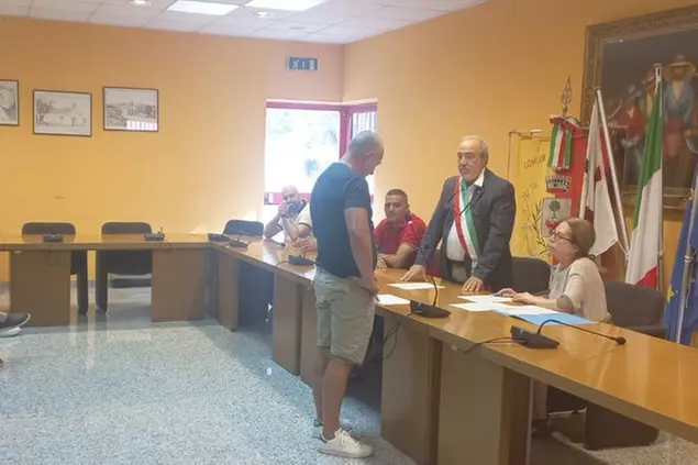 Il giuramento di fronte al sindaco salvatore Piu (Foto Comune di Muravera)