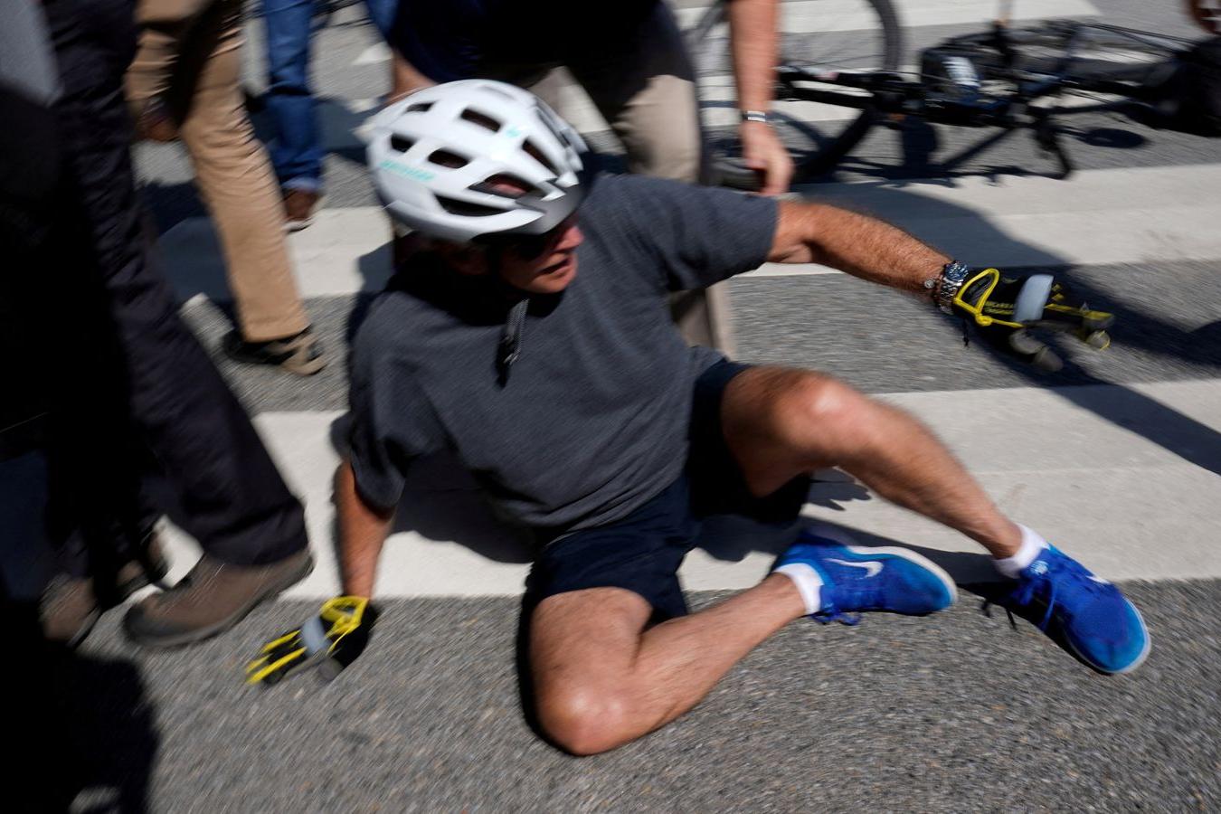 Joe Biden cade dalla bici. Ma si rialza subito: “Sto bene”