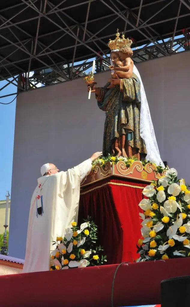 Il Papa omaggia la madonna di Bonaria (foto archivio L'Unione Sarda)