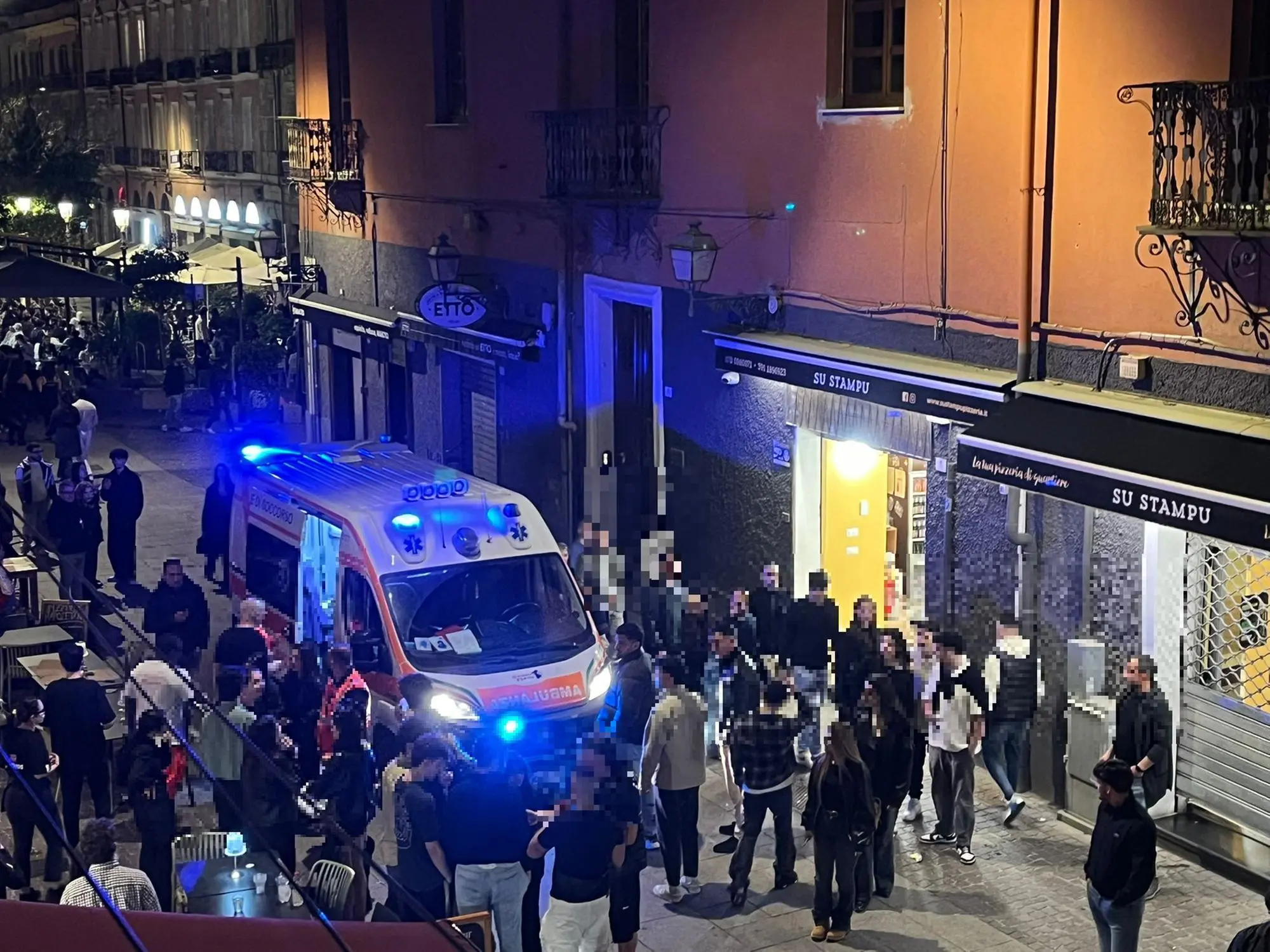 L'ambulanza nel Corso Vittorio Emanuele II dopo l'aggressione alla pizzeria Napul'è (u. z.)