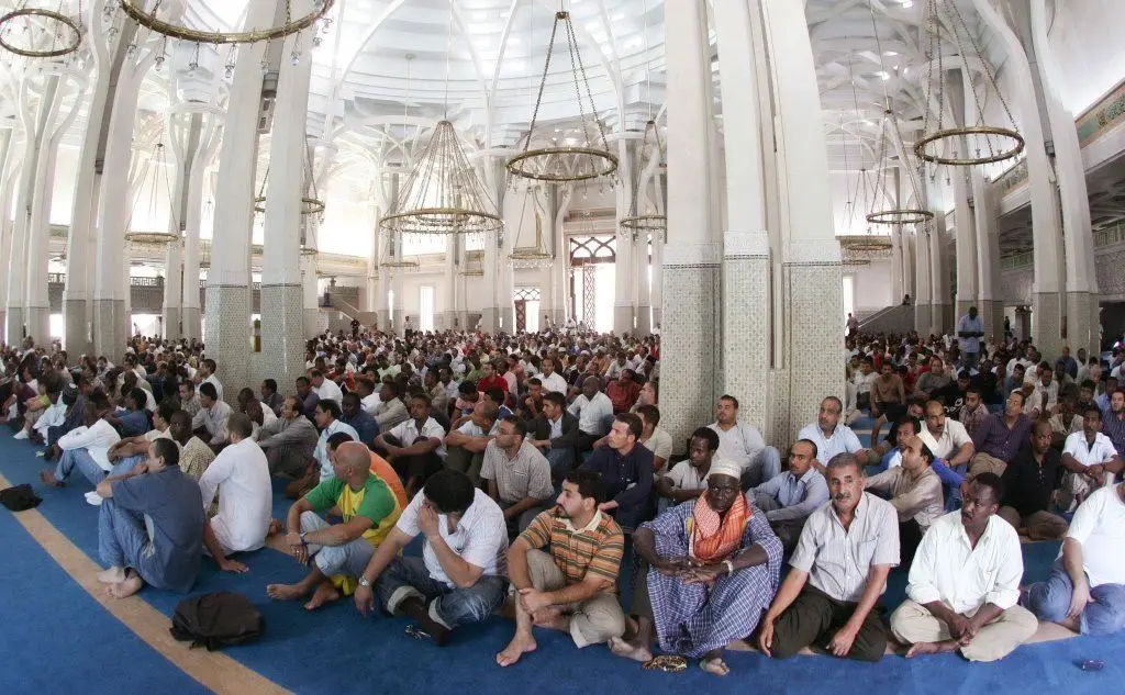 Fedeli Musulmani celebrano la fine del Ramadan nella Moschea di Roma (Ansa - Peri)