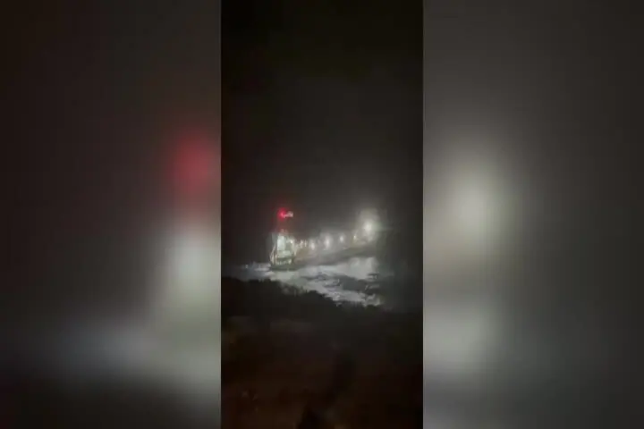 Emergenza nella notte a Carloforte: nave in avaria davanti agli scogli, in volo l'elicottero della Guardia Costiera