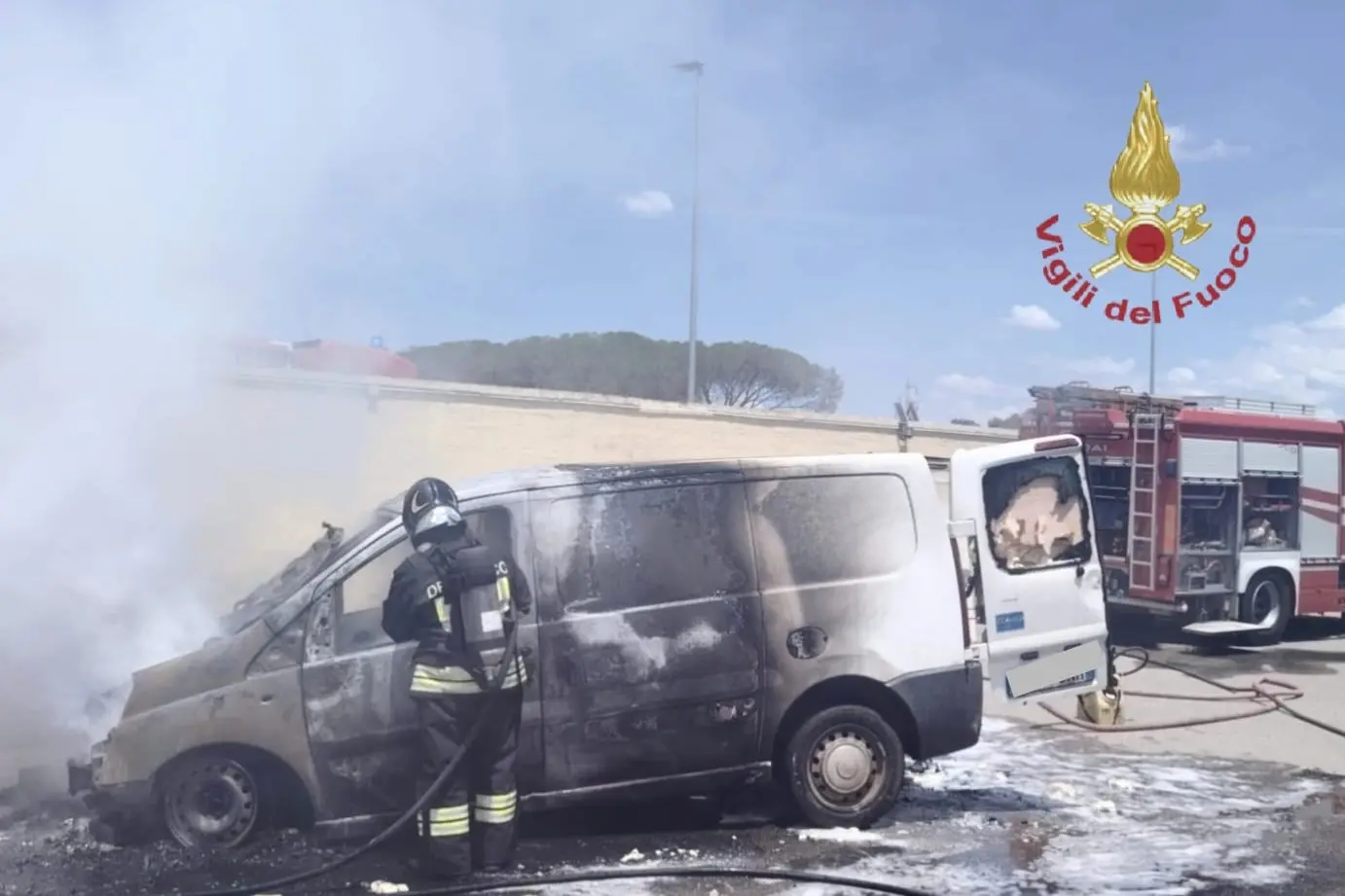 L'incendio (foto vigili del fuoco)