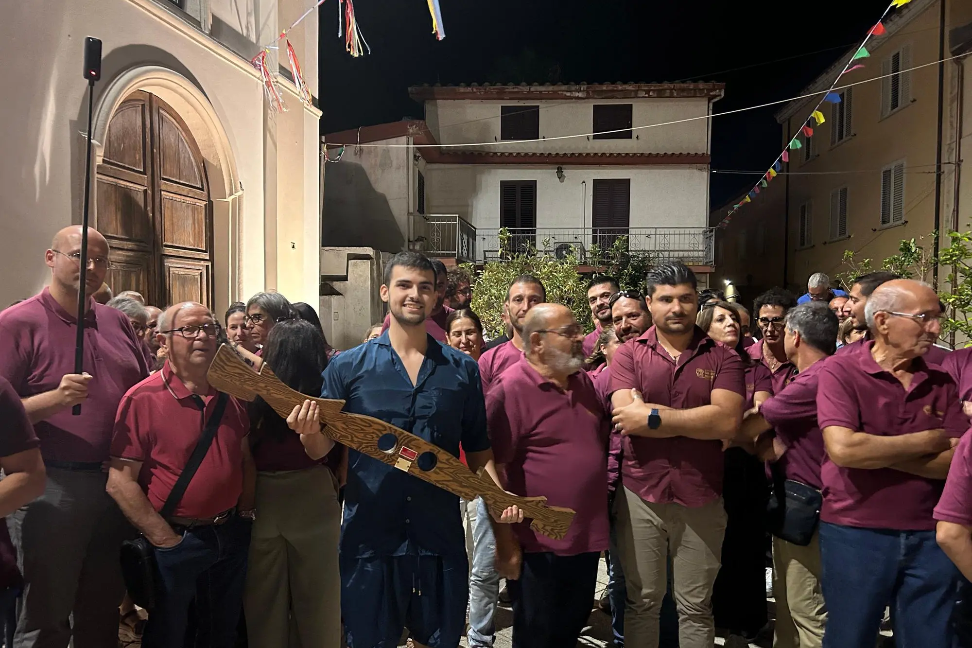 Raimondo Fanni con su giuali tra le mani (Secci)