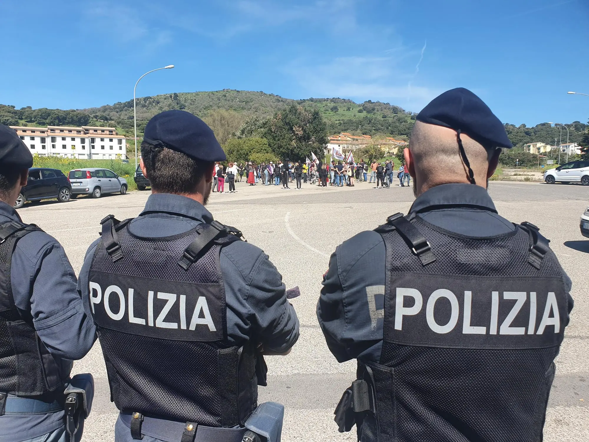 Le forze dell'ordine (foto Oggianu)