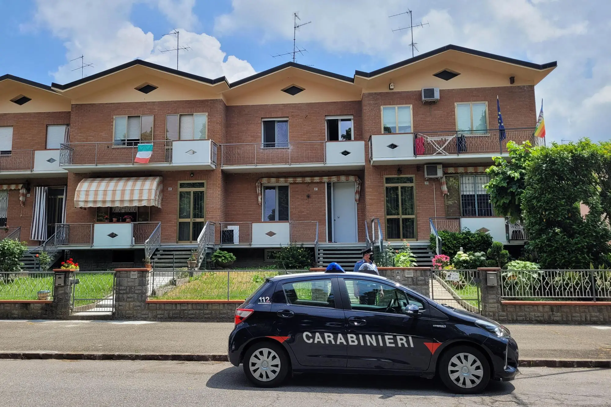 The carabinieri in front of the house (Ansa)