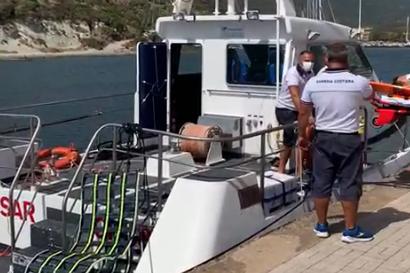 Bosa, la Guardia costiera soccorre un uomo precipitato dalla scogliera e due turisti su un gommone
