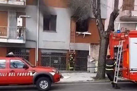 Incendio in casa a Nuoro, un giovane portato in ospedale VIDEO