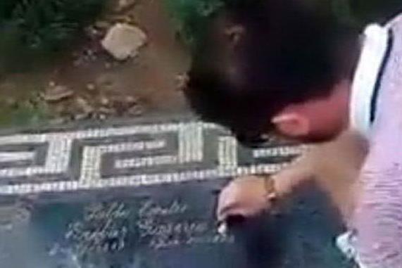 Sniffa cocaina sulla tomba di Pablo Escobar: espulso dalla Colombia e minacciato di morte