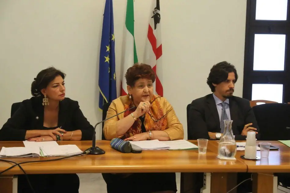 Il ministro Bellanova con l'assessore Murgia al tavolo per la vertenza latte (L'Unione Sarda)