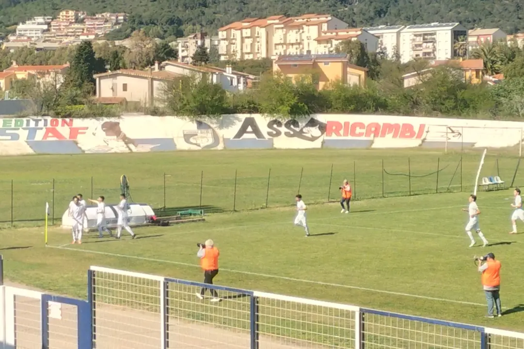 Carbonia in gol contro l'Uri. (foto Scano)