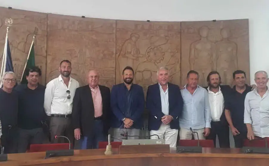 Volpi accanto al sindaco Ragnedda e a Fiorani alla presentazione dell'Arzachena (foto L'Unione Sarda - Giagnoni)