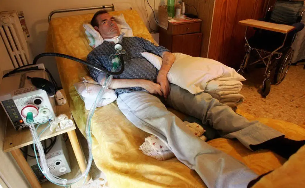 La malattia gli impedì di muoversi e parlare dall'età di 16 anni