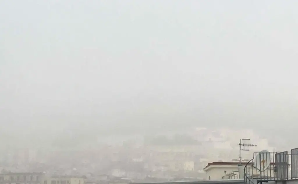 Il quartiere del Vomero nella nebbia (foto L'Unione Sarda)