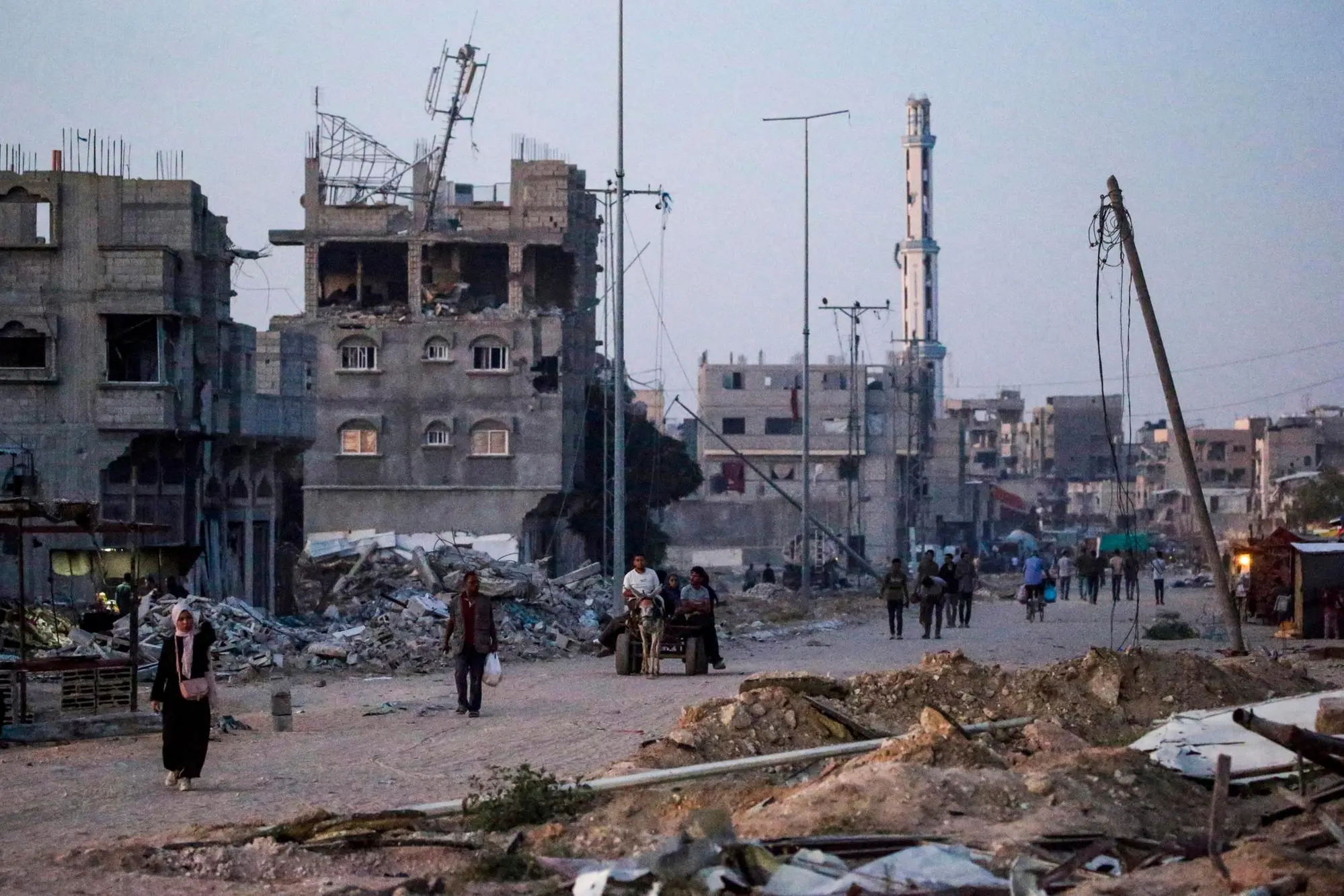 Edifici distrutti a Khan Younis, nella Striscia di Gaza (Ansa-Epa)