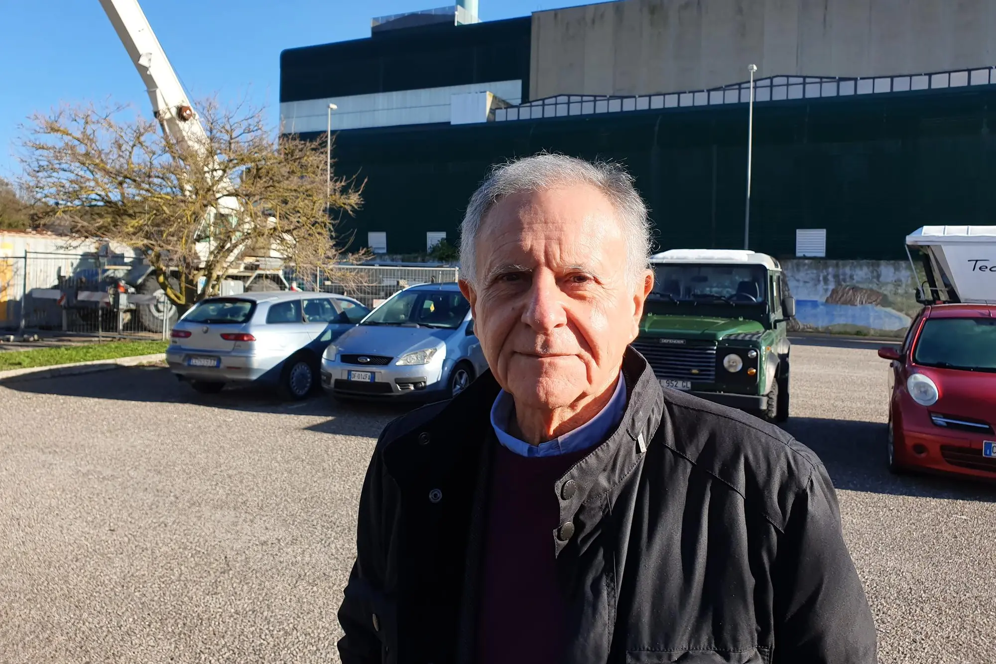 Antonio Delitala, 74 anni, presidente della Tossilo Spa, davanti al nuovo termovalorizzatore (foto Oggianu)