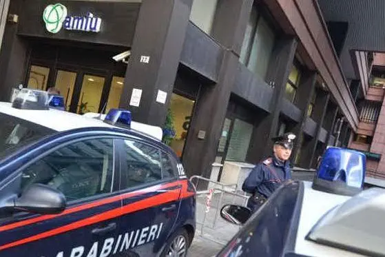 I carabinieri davanti alla sede dell'Amiu