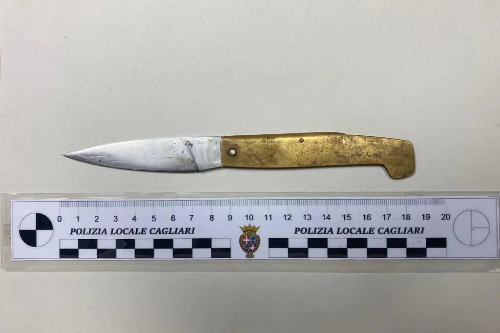 Il coltello (foto Polizia locale)