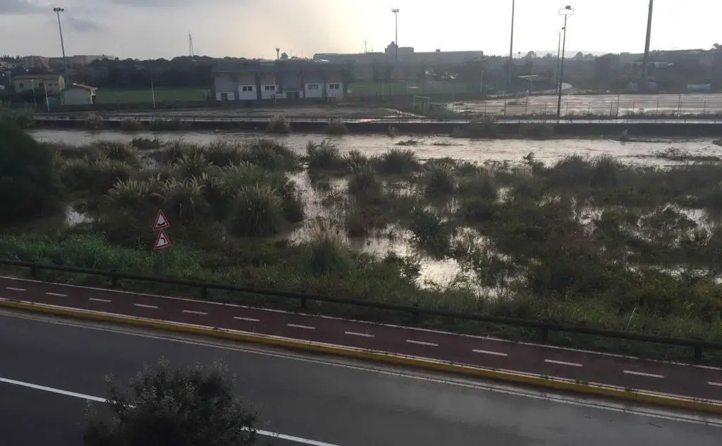 Il rio Sestu a Elmas ingrossato e a rischio esondamento: ora sotto controllo (foto L'Unione Sarda)