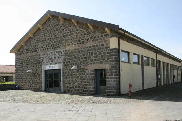 Il Padiglione Tamuli delle ex Caserme Mura a Macomer ospiterà il primo appuntamento della rassegna teatrale (foto Nachira - Picasa)
