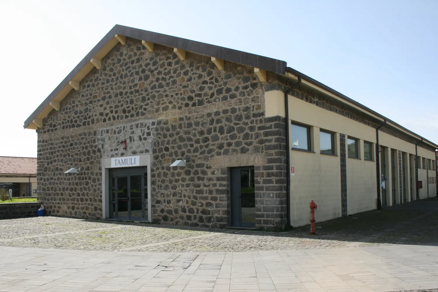 Il Padiglione Tamuli delle ex Caserme Mura a Macomer ospiterà il primo appuntamento della rassegna teatrale (foto Nachira - Picasa)