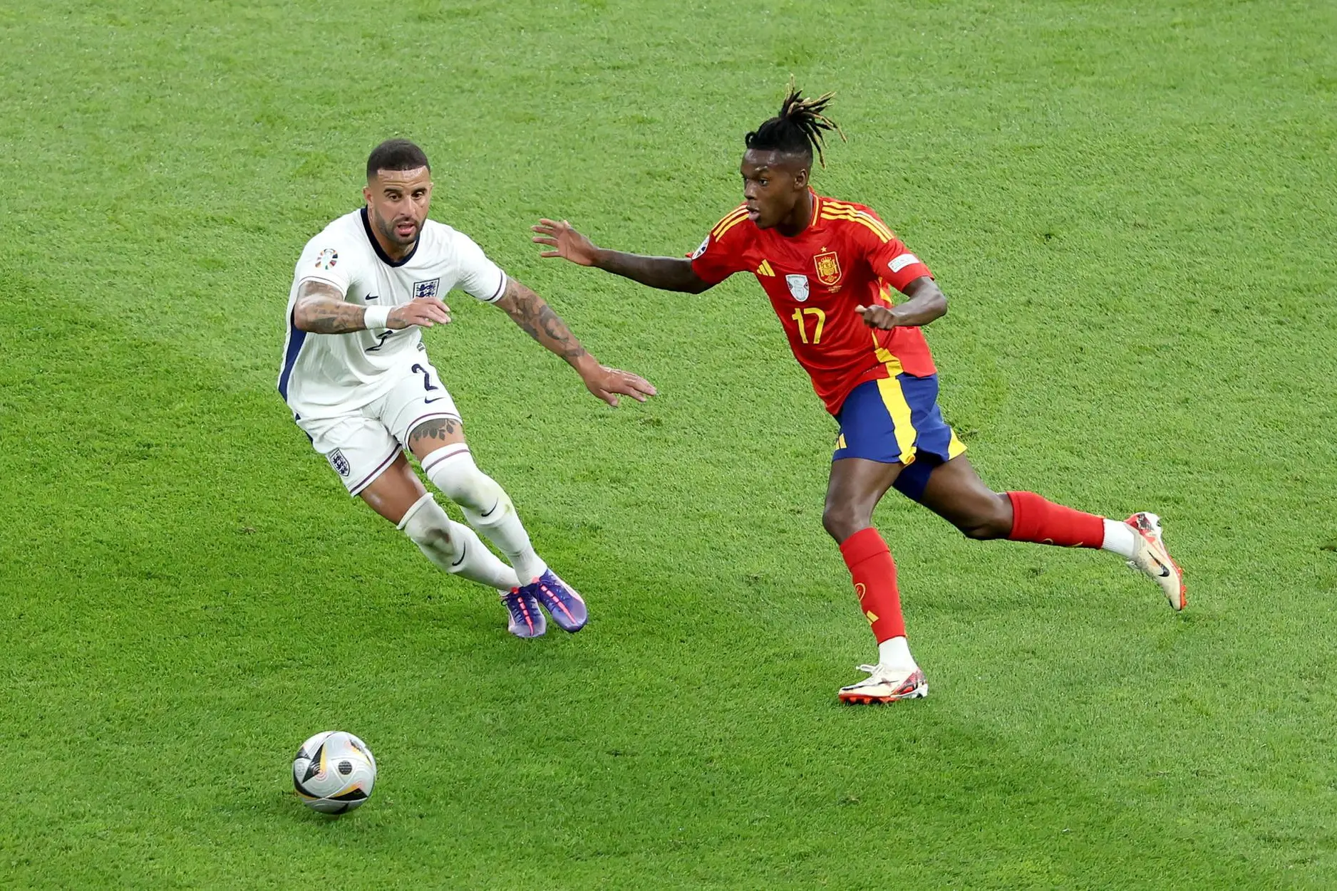 epa11478412 Kyle Walker (L) of England and Nico Williams of Spain in action during the UEFA EURO 2024 final soccer match between Spain and England, in Berlin, Germany, 14 July 2024. EPA/GEORGI LICOVSKI